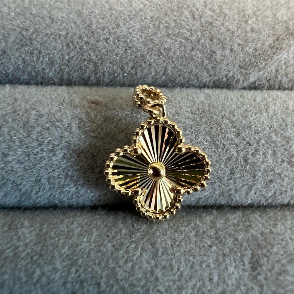 ✅Sold‼️Sale‼️Real 18K Solid Gold Flower Motif Pendant Only - Picture 5 of 5